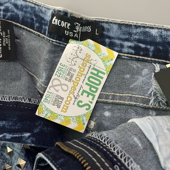 Shorts - Picture 5 of 6